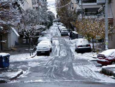 Θεσσαλονίκη: Σε «παγοδρόμιο» μετατράπηκε ο δρόμος για το αεροδρόμιο «Μακεδονία»